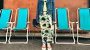 Tampil lebih kekinian dengan memadukan t-shirt warna neon dan skirt model tie-dye dengan jaket jeans. (Instagram/bellattamimi).