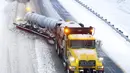 Sejumlah truk membersihkan salju dari jalanan di Clemmons, North Carolina, Amerika Serikat, 16 Januari 2022. Badai musim dingin membawa campuran salju, hujan es, dan angin dengan akumulasi total 2- 3 inci di wilayah Triad. (Walt Unks/The Winston-Salem Journal via AP)