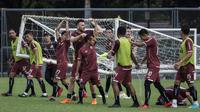 Para pemain Persija Jakarta menggotong gawang saat latihan di Lapangan ABC, Jakarta, Jumat (30/3/2018). Latihan ini persiapan jelang laga Liga 1 melawan Arema FC. (Bola.com/Vitalis Yogi Trisna)