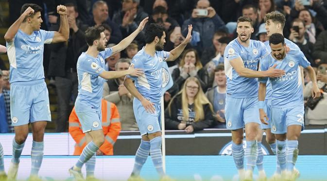 Kemenangan ini sukses membawa Manchester City menggusur Liverpool dari puncak Klasemen sementara Liga Inggris dengan 77 poin. (AP/Dave Thompson)