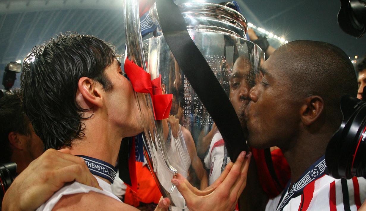 Clarence Seedorf. Gelandang ini pensiun bersama klub terakhirnya Botafogo di Liga Brasil pada 2014. Total 22 tahun berkarier, ia tampil dalam 889 laga dengan mencetak 135 gol. Hingga kini masih memegang rekor sebagai peraih 3 trofi Liga Champions dengan 3 klub berbeda. (Foto: AFP/Franck Fife)