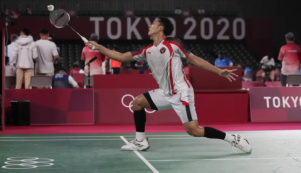 Gim pertama dimulai dengan permainan saling serang dari kedua pemain. Pebulu tangkis Singapura, Loh Kean Yew mampu tampil percaya diri, tetapi smash keras Jojo ke pojok kiri dari Loh mengakhiri interval gim pertama dengan skor 11-8. (Foto: AP/Dita Alangkara)