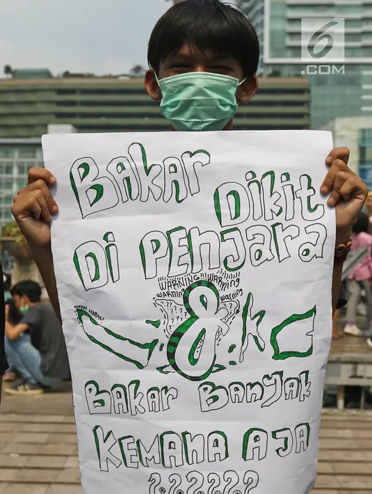 Masyarakat yang tergabung dalam organisasi LGN Jakarta melakukan aksi saat CFD di Bundaran HI, Jakarta, Minggu (29/9/2019). Aksi tersebut sebagai bentuk protes kepada pihak terkait untuk menuntaskan bencana kebakaran hutan yang terjadi di sejumlah wilayah di Indonesia. (Liputan6.com/Herman Zakharia)