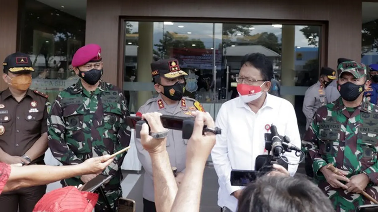 Kapolda Sulut Irjen Pol RZ Panca Putra saat memberikan keterangan pers di Markas Polda Sulut, kamis (11/2/2021).