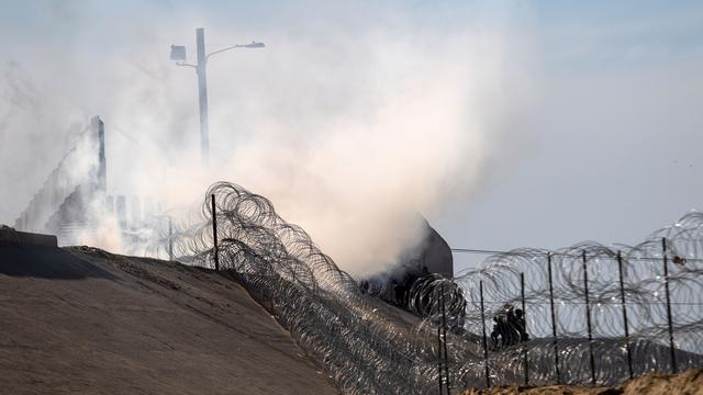 Nekat Terobos Perbatasan Meksiko-AS, Rombongan Migran Ditembaki Gas Air Mata