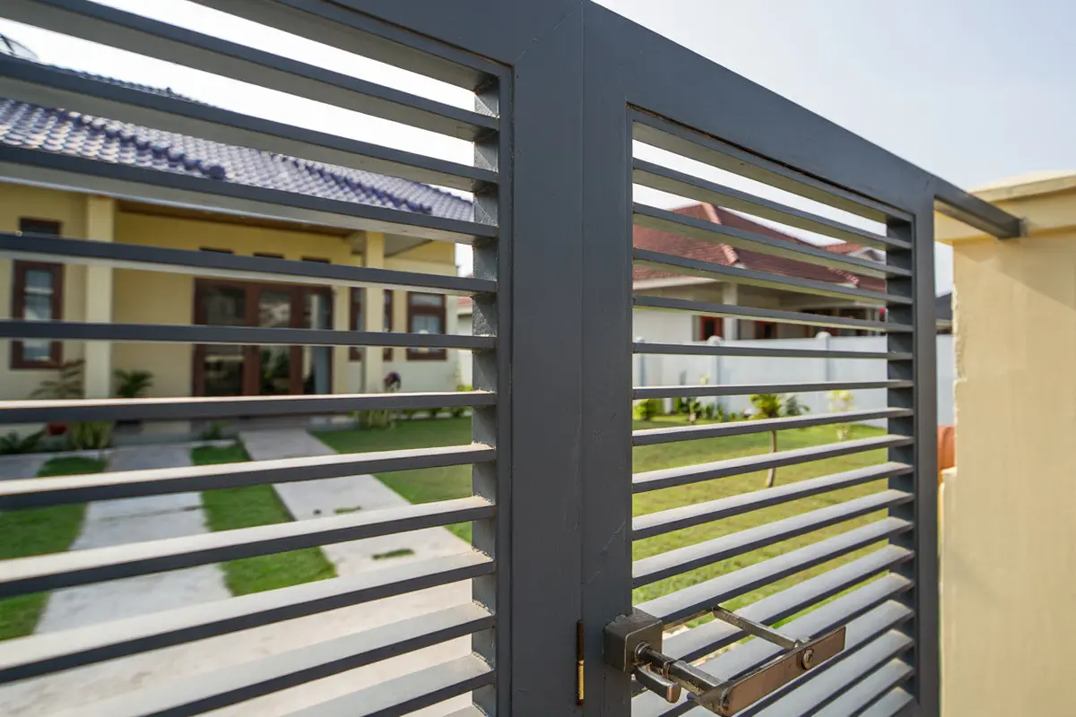Model Pagar Motif Garis Rapat Inspirasi Elegan agar Tampilan Rumah Makin Eksklusif