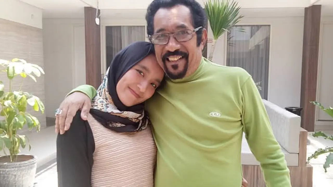 Potret Mendiang Hamdan ATT Bersama Anak dan Istrinya (Foto: Instagram @azaliyya)
