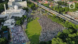 Sejak pagi, warga mulai memadati halaman Masjid Al Azhar. Jemaah terlihat langsung menempati barisan yang telah disiapkan. (Liputan6.com/Faizal Fanani)