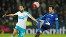 Pemain Leicester City, Christian Fuchs (kanan) berebut bola dengan pemain Newcastle United, Andros Townsend, dalam laga Liga Inggris di Stadion King Power, Selasa (15/3/2016) dini hari WIB. (Action Images via Reuters/John Sibley)