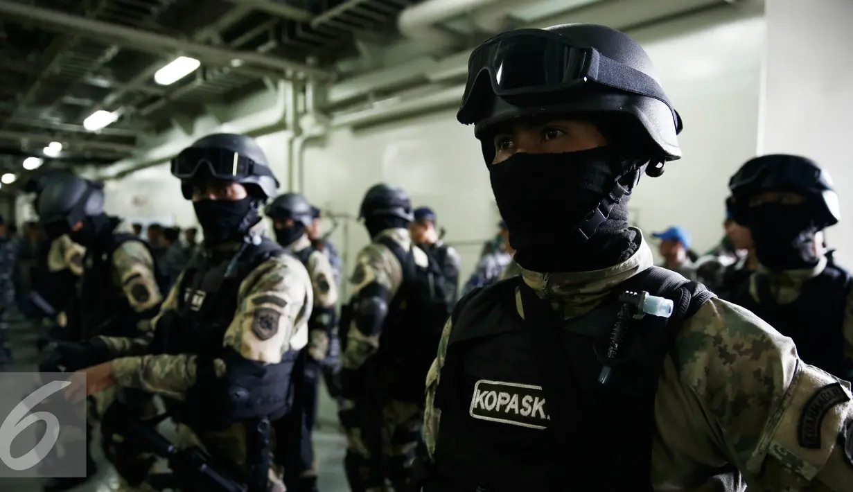 Sejumlah pasukan Kopaska bersiap mengikuti upacara Pelepasan Satgas Pam OKI-2016 di KRI Banda Aceh, Jakarta, Rabu (2/3/2016). 1000 personil dari kekuatan Satuan Tugas Laut siap mengamankan jalannya konferensi. (Liputan6.com/Faizal Fanani)