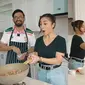 Nikita Willy Belajar Masak Bareng Chef (Sumber: Youtube Nikita Willy Official)