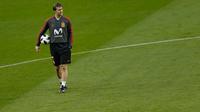 Pelatih Spanyol, Julen Lopetegui melihat pemainnya berlatih di stadion Wanda Metropolitano, Madrid, (26/3). Spanyol akan memainkan pertandingan sepak bola persahabatan internasional melawan Argentina pada Rabu (28/3) dini hari. (AP Photo / Francisco Seco)