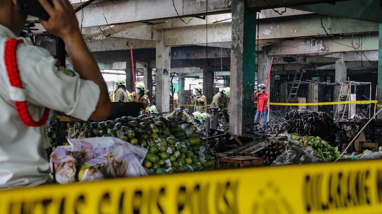 Kebakaran Hanguskan Ratusan Lapak di Pasar Induk Kramat Jati