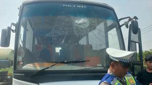 Bus Rombongan AMPB Dilempari Batu di Tol Japek