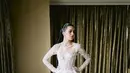 Wedding dress Beby Tsabina ini menampilkan pola barok klasik dengan sulam khusus, manik-manik yang dijahit tangan, dan ribuan kristal yang berkilauan. [Foto: Instagram/bebytsabina]