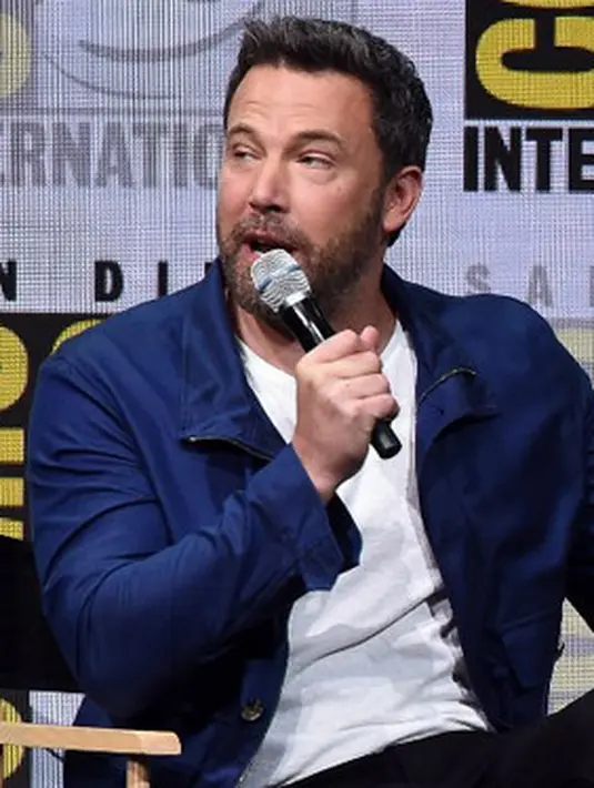 Meskipun belum mengonfirmasi pada publik soal hubungannya dengan Lindsay Shookus, namun Ben Affleck telah menggandengnya di karpet merah Emmy Awards 2017 yang berlangsung pada bulan September lalu.  (AFP/Kevin Winter)