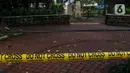 Garis dilarang melintas terpasang di area kawasan Taman Ayodya, Jalan Bulungan dan Mahakam, Jakarta, Rabu (23/9/2020). Penutupan jalan dilakukan agar masyarakat tidak berkumpul di area tersebut pada waktu malam hari dan menekan angka penularan virus corona COVID-19. (Liputan6.com/Johan Tallo)