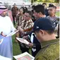 Presiden AMFC, Mohammad Hesham Aldousari (tengah), meninjau pekerjaan pembenahan lapangan Stadion Merdeka, Kota Gorontalo, Jumat (5/5/2023). (Foto : Haris)