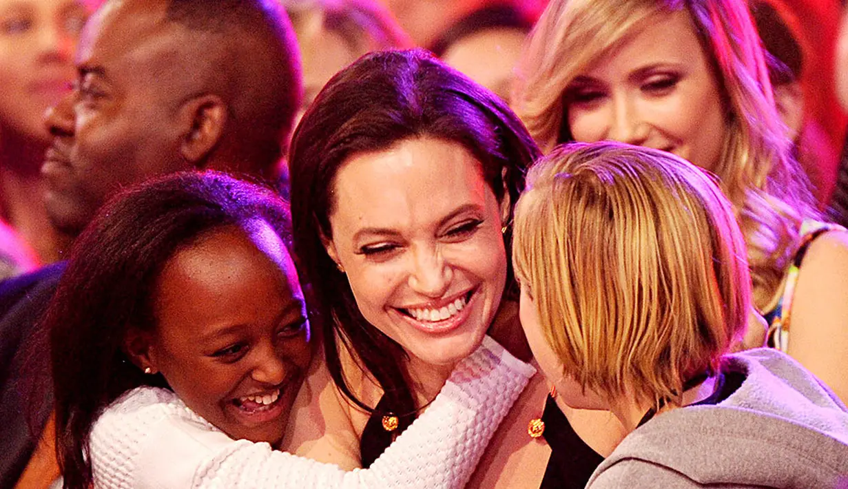 "Mereka bukan tipe ana-anak yang dibesarkan seperti anak artis Hollywood lain. Angie selalu fokus untu membangun empati mereka," jelas sumber. (MEDIAPUNCH-REX-SHUTTERSTOCK/HollywoodLife)