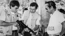 Rodrigo Duterte (kiri) yang masih menjabat sebagai Wali Kota memeriksa senapan serbu bersama Kepala Kepolisian Daerah, Miguel Abaya dan Kepala Metrodiscom, Franco Calida, pada akhir 1980-an di kota Davao di Filipina selatan. (REUTERS/Renato Lumawag)