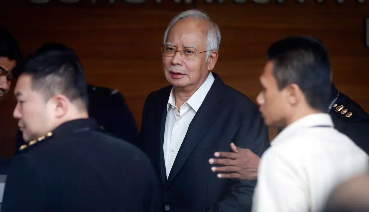 Mantan PM Malaysia Najib Razak tiba di Kantor Komisi Anti-Korupsi Malaysia (MACC), Putrajaya, Malaysia, Kamis (24/5). Sebelumnya, Najib juga telah diinterogasi MACC pada Selasa, 22 Mei 2018 lalu. (AP Photo/Vincent Thian)
