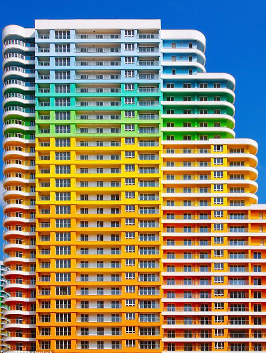 Sebuah hunian dengan warna pelangi yang bernama Sweet Poison yang diabadikan oleh seorang fotografer, Yener Torun. Torun merupakan seorang fotografer yang suka mengabadikan gambar gedung atau bangunan yang unik. (Dailymail.co.uk)