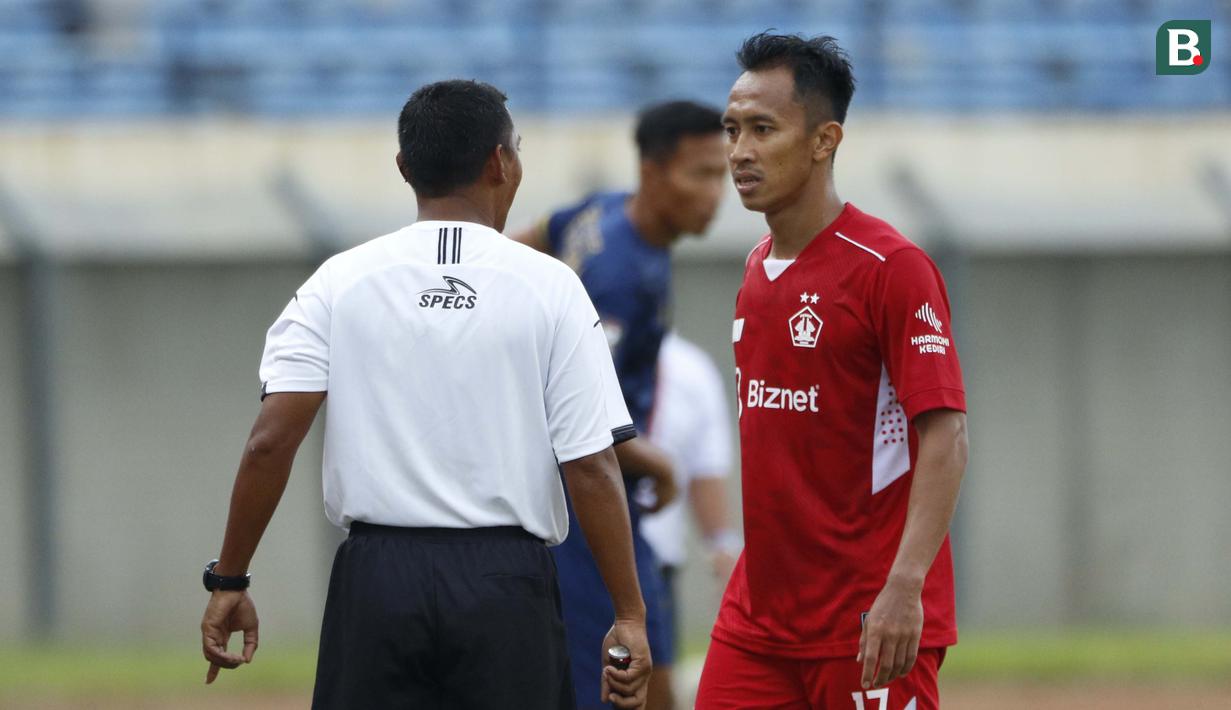 Begitu juga dengan Antoni Putro Nugroho yang menanyakan kejelian dari hakim garis saat Hariyanto S Panto di kotak pinalti Persela Lamongan. (Foto: Bola.com/Ikhwan Yanuar)