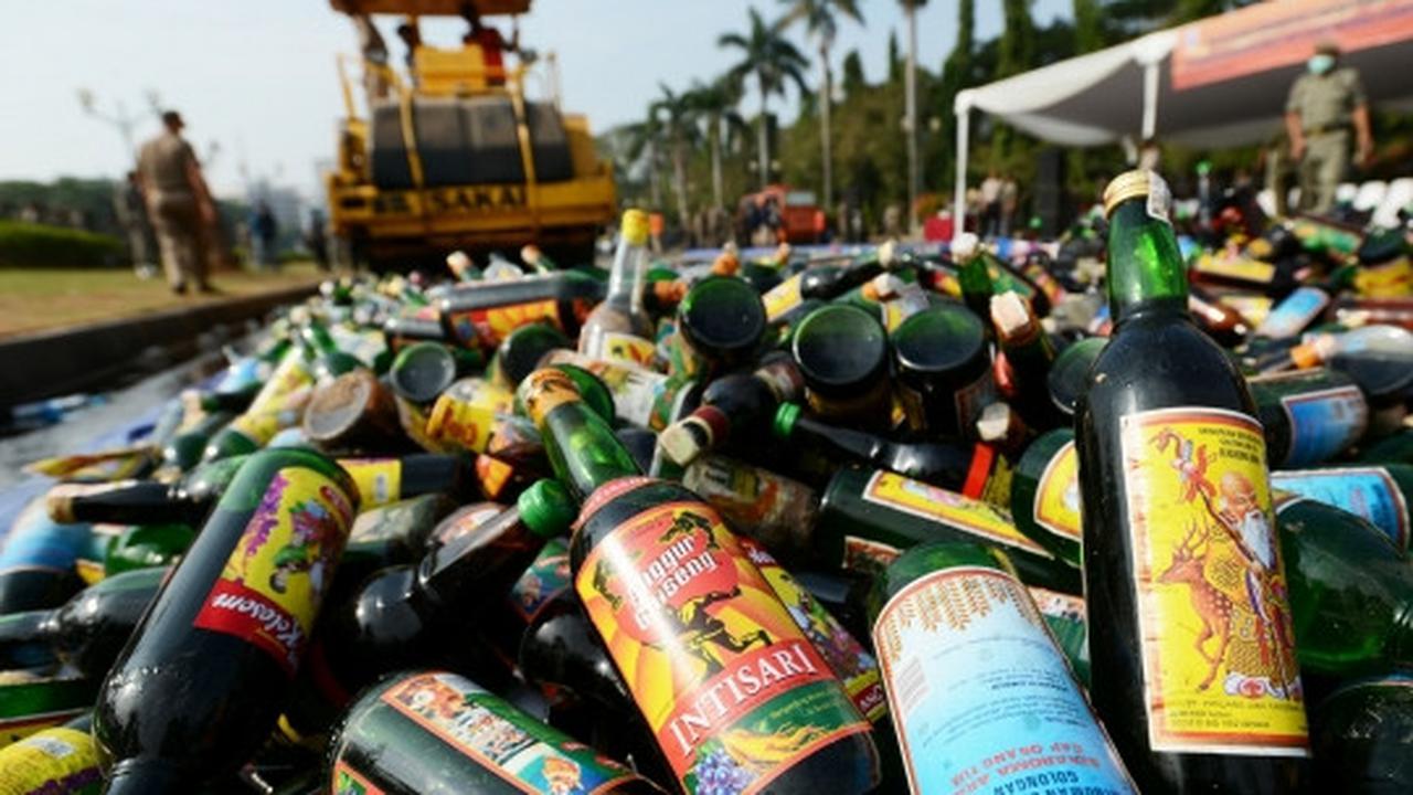 Pemusnahan 11.321 botol miras ilegal di Monas