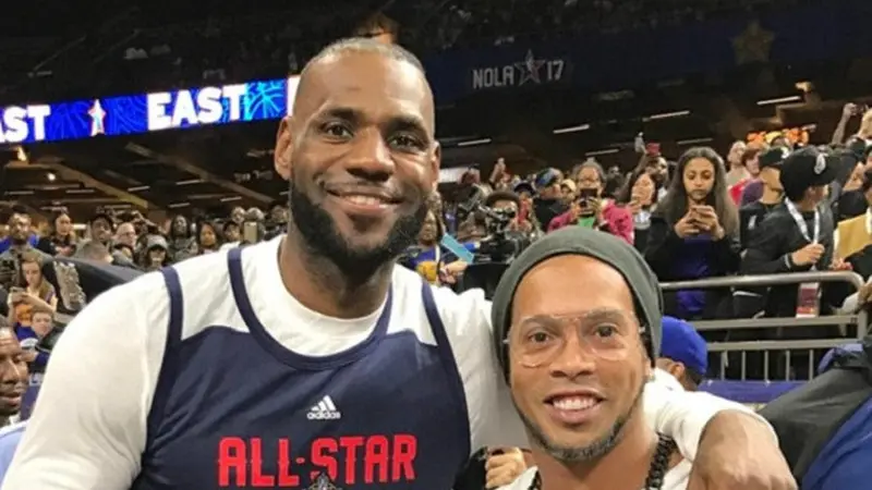 Duta besar Barcelona Ronaldinho (kanan) berpose dengan LeBron James pada NBA All-Star 2017, Senin (20/2/2017) pagi WIB. 