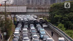 Sejumlah kendaraan terjebak kemacetan panjang di tol yang mengarah ke Bandara Soekarno-Hatta (Soetta), Tangerang, Banten, Selasa (10/11/2020). Kemacetan terjadi karena adanya penyambutan kepulangan pimipinan Front Pembela Islam (FPI) Rizieq Shihab. (Liputan6.com/Angga Yuniar)