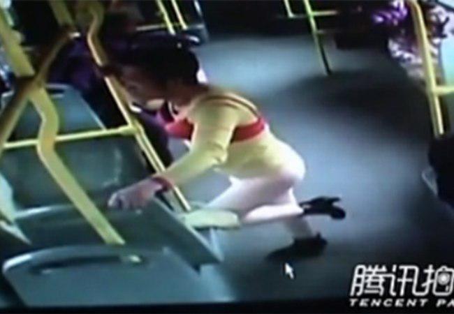 Seorang pria terlihat mengenakan bra dan high heels mendiang istrinya di dalam bus kota Zhengzhou | foto: copyright shanghaiist.com