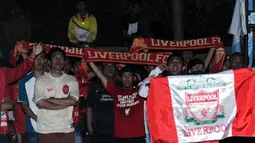 Sejumlah supporter yang tergabung dalam Big Reds Bekasi meneriakkan yel-yel saat nonton bola seru Chelsea vs Liverpool di Alibaba Futsal, Bekasi, Minggu (10/5/2015). Laga antara Chelsea dan Liverpool berakhir imbang. (Liputan6.com/Helmi Fithriansyah)