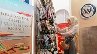 Pengunjung memilih koleksi alas kaki (footwear) wanita Winod pada gelaran Jakarta Fair 2023 di Hall B1 JIEXPO Kemayoran, Jakarta. Keikutsertaan Winod dalam gelaran ini adalah bagian dari upaya ekspansi pemasaran setelah sebelumnya sukses di pasar online dan membuka cabang offline store. (Liputan6.com/HO)