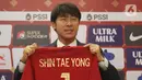 Pelatih baru Timnas Indonesia, Shin Tae-Yong saat perkenalan di Ruang VVIP Stadion Pakansari, Kab Bogor, Jawa Barat, Sabtu (28/12/2019). Shin Tae-Yong dikontrak menjadi pelatih Timnas Indonesia selama 4 tahun. (Liputan6.com/Helmi Fithriansyah)