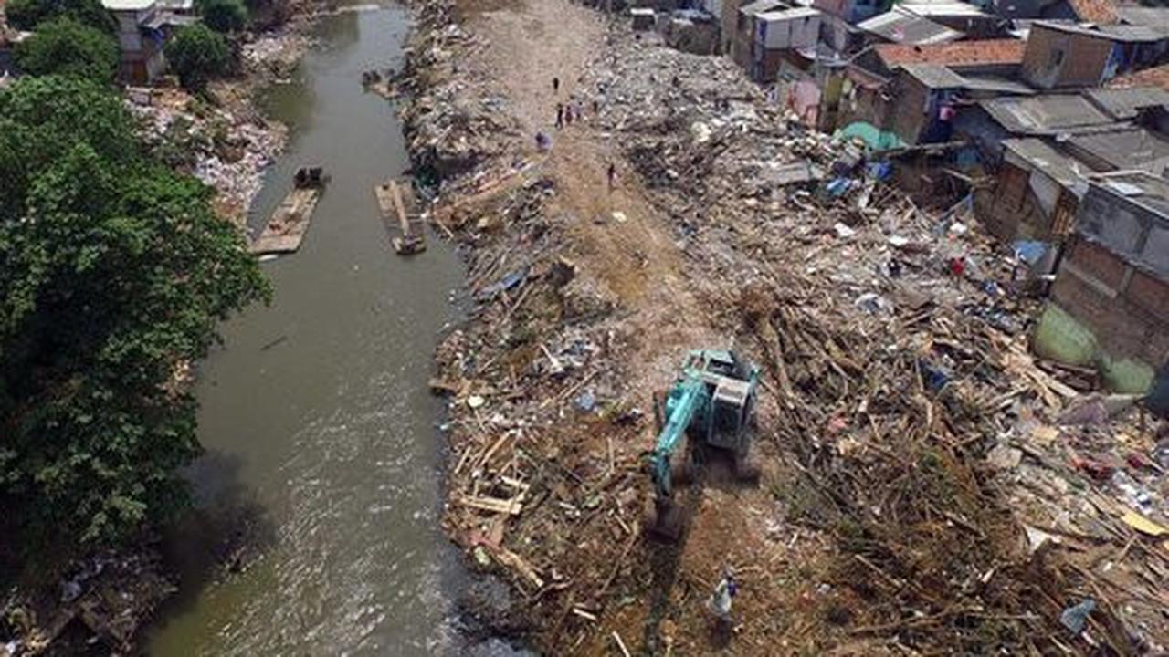 Crane terperosok ke Kali Ciliwung, timpa satu warga Kampung Pulo