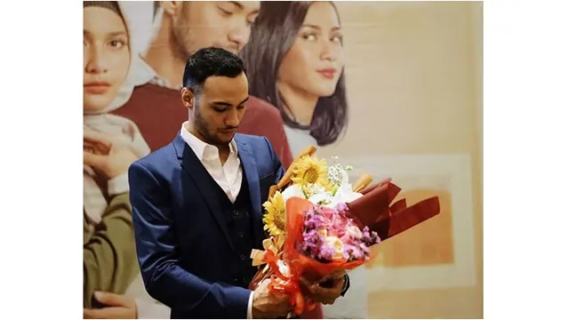 Aktor Tampan Refal Hady Saat Membawa Bunga Manly Banget