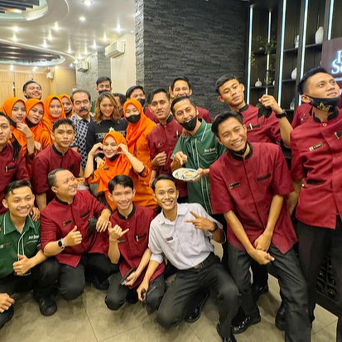 Potret Inul Daratista & Adam Suseno Gelar Perayaan Sederhana Ultah Pernikahan Ke-30 Cuma di Restoran Padang