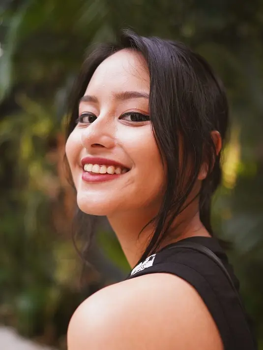 Dari angle foto mana saja, adik Maudy Ayunda ini tetap terlihat memesona. Dengan memamerkan senyum kelihatan gigi, pesona Amanda semakin terpancar. Tatanan rambut Amanda yang menutupi samping wajahnya membuatnya semakin terlihat cantik. (Liputan6.com/IG/@akhairunnisa)