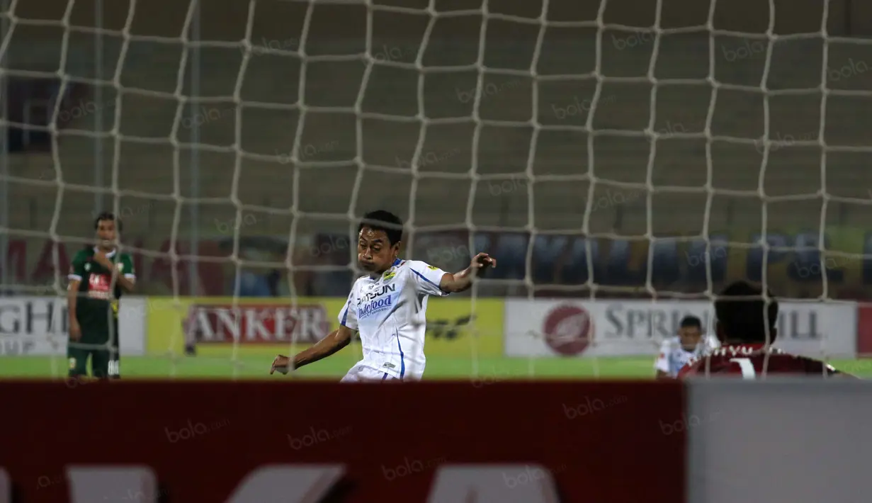 Samsul Arif saat gagal mengeksekusi penalti saat melawan Bhayangkara Surabaya United (BSU) pada lanjutan Torabika SC 2016 di Stadion Gelora Delta Sidoarjo, Sabtu (11/6/2016). (Bola.com/Nicklas Hanoatubun)