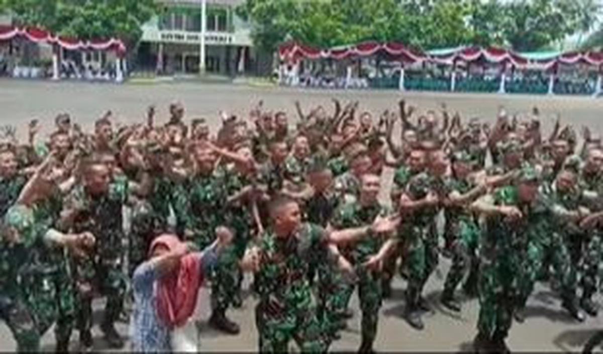 Emak-Emak Joget Bareng Prajurit<br>