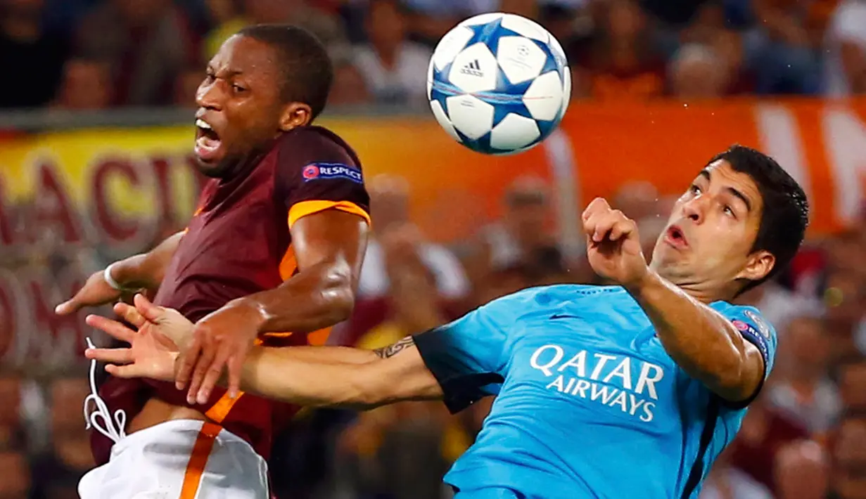 Penyerang Barcelona, Luis Suarez (kanan) berebut bola dengan gelandang AS Roma, Seydou Keita pada laga penyisihan grup E Liga Champions di Olimpico Stadium (17/9/2015). Barcelona menahan imbang tuan rumah AS Roma dengan skor 1-1. (REUTERS/Tony Gentile)