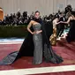 Alicia Keys menghadiri Met Gala 2022 di The Metropolitan Museum of Art pada 2 Mei 2022 di New York City, AS. (Jamie McCarthy/Getty Images/AFP)