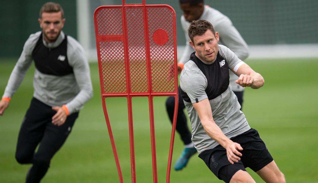 Gelandang Liverpool, James Milner, tampak serius saat melakukan sesi latihan jelang laga  kualifikasi liga Champions di Melwood, Liverpool, Selasa (22/8/2017). Liverpool akan menghadapi Hoffenheim. (AFP/Oli Scarff)