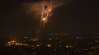 Pejabat Israel mengatakan lebih dari 400 roket telah ditembakkan pada Rabu malam. (AP Photo/Fatima Shbair)
