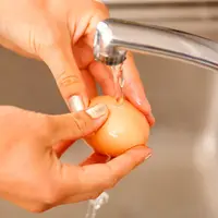 Berbahaya, sebaiknya kamu nggak mencuci telur sebelum disimpan. Simak alasannya di sini! (Sumber Foto: Dilek Evim)