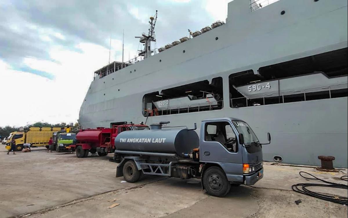 FOTO: KRI Makassar Dikerahkan untuk Bantuan Bencana di Aceh