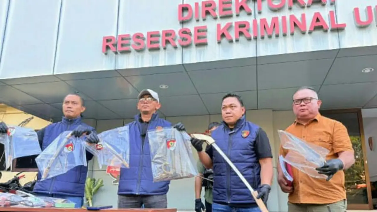 Polda Sulawesi Utara (Sulut) menggerebek rumah produksi senjata tajam ilegal di Minahasa Utara, Sulawesi Utara. (Dok. Antara)