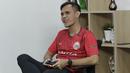 Pemain Persija Jakarta, Rezaldi Hehanussa, saat bermain FIFA 20 di Kantor KLY, Gondangdia, Jumat (26/6/2020). Andritany berhasil menjadi juara BOLA Esports Challenge setelah mengalahkan Rizky Darmawan dengan skor 8-0. (Bola.com/M Iqbal Ichsan)
