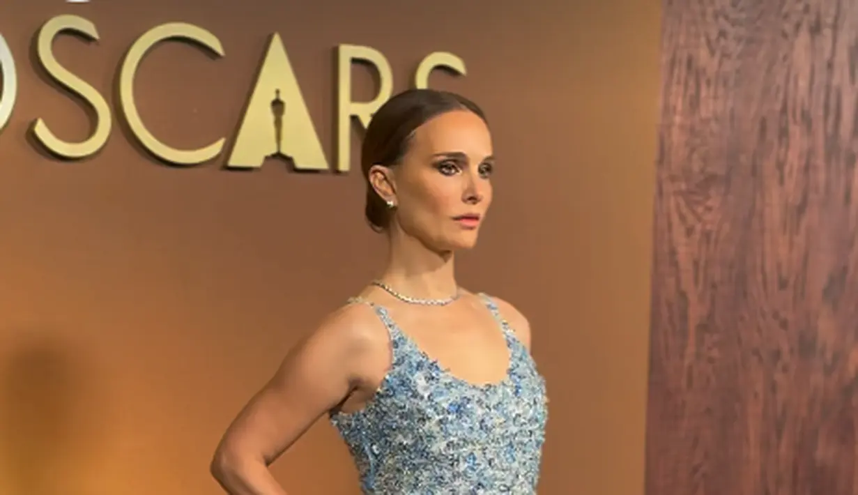 Nicole Kidmann tampil playfull dengan mini dress full beads dari Dior. Gaun biru itu dipadu dengan open toe ribbon heels [@theacademy]