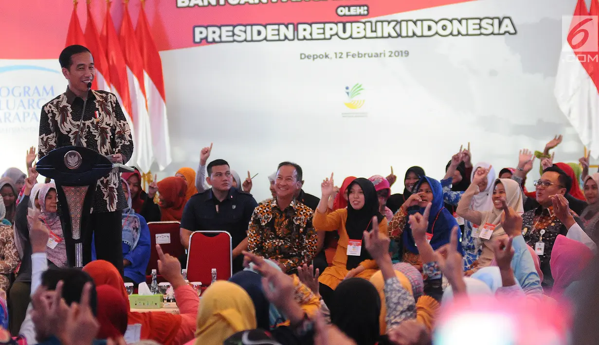 Presiden Joko Widodo atau Jokowi memberi sambutan saat menyalurkan bantuan sosial Program Keluarga Harapan (PKH) dan Bantuan Pangan Non Tunai (BPNT) kepada seribu warga Depok, Jawa Barat, Selasa (12/2). (Liputan6.com/Herman Zakharia)